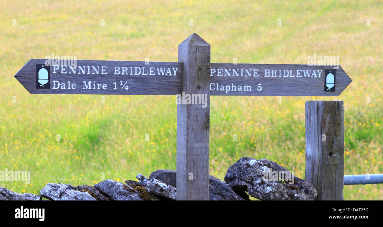 Pennine Bridleway cartello vicino al Clapham, North Yorkshire, Yorkshire Dales National Park, Inghilterra, Regno Unito. Foto Stock