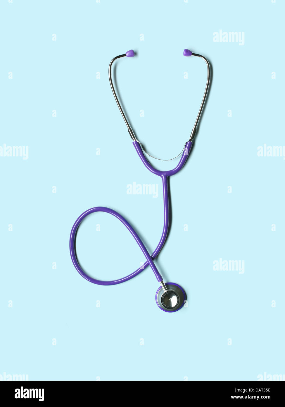 Uno stetoscopio su sfondo blu Foto Stock
