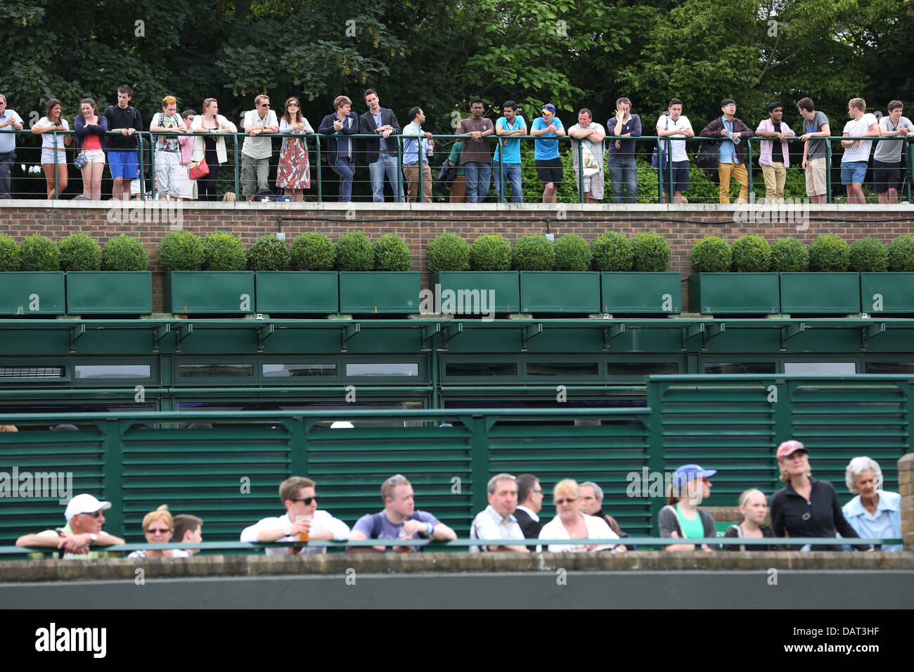 Gli spettatori che si affaccia su campi a Wimbledon Tennis Championships 2013 Foto Stock