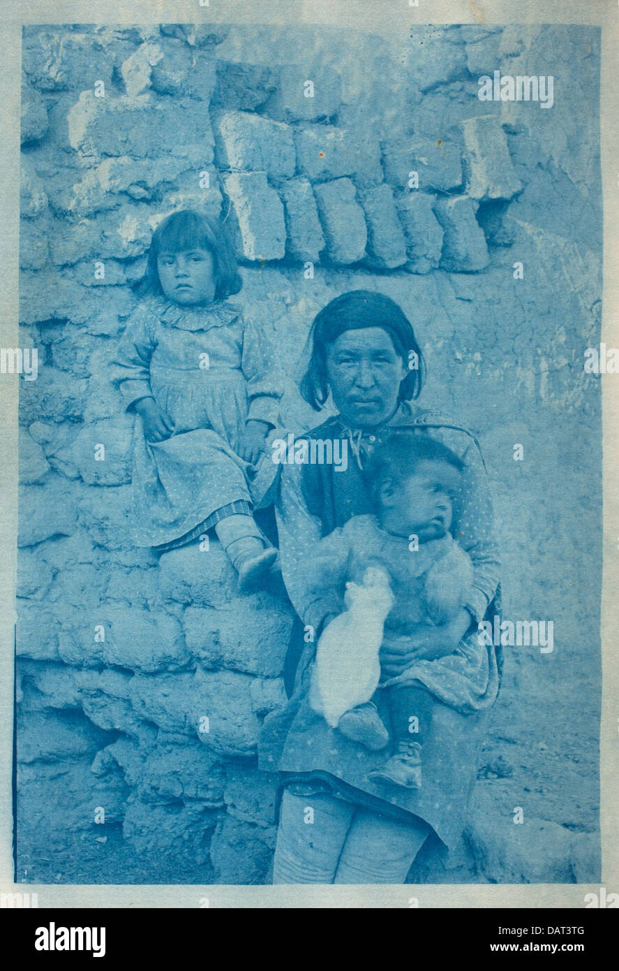 Un pueblo donna con due bambini M.75.16 (1 di 2) Foto Stock