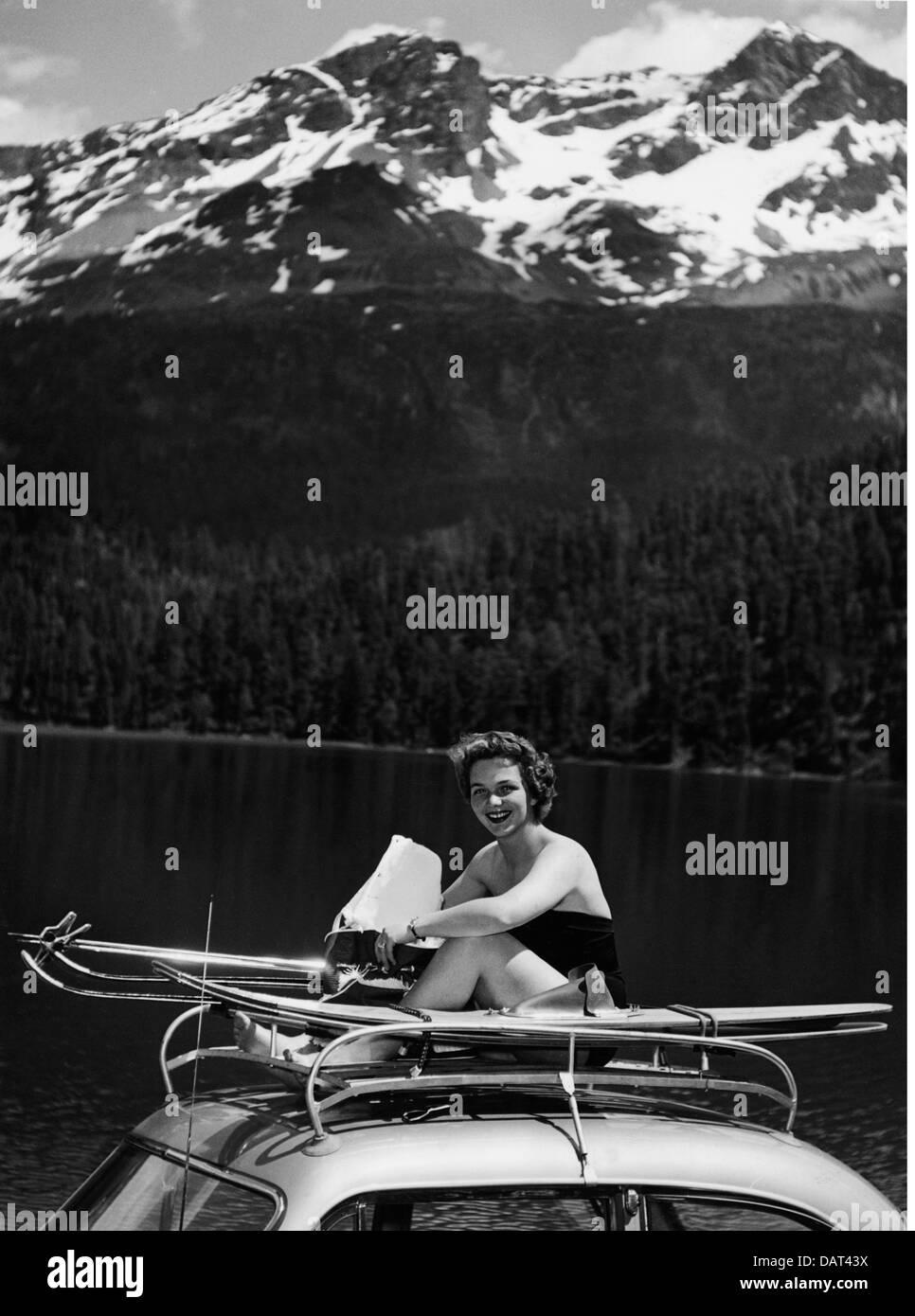 Schöpf, Regina, 16.9.1935 - 30.10.2008, sportswoman austriaco (sciatore), mezza lunghezza, seduto sul tetto di un'auto, Lago St. Moritz, 1950s, Foto Stock