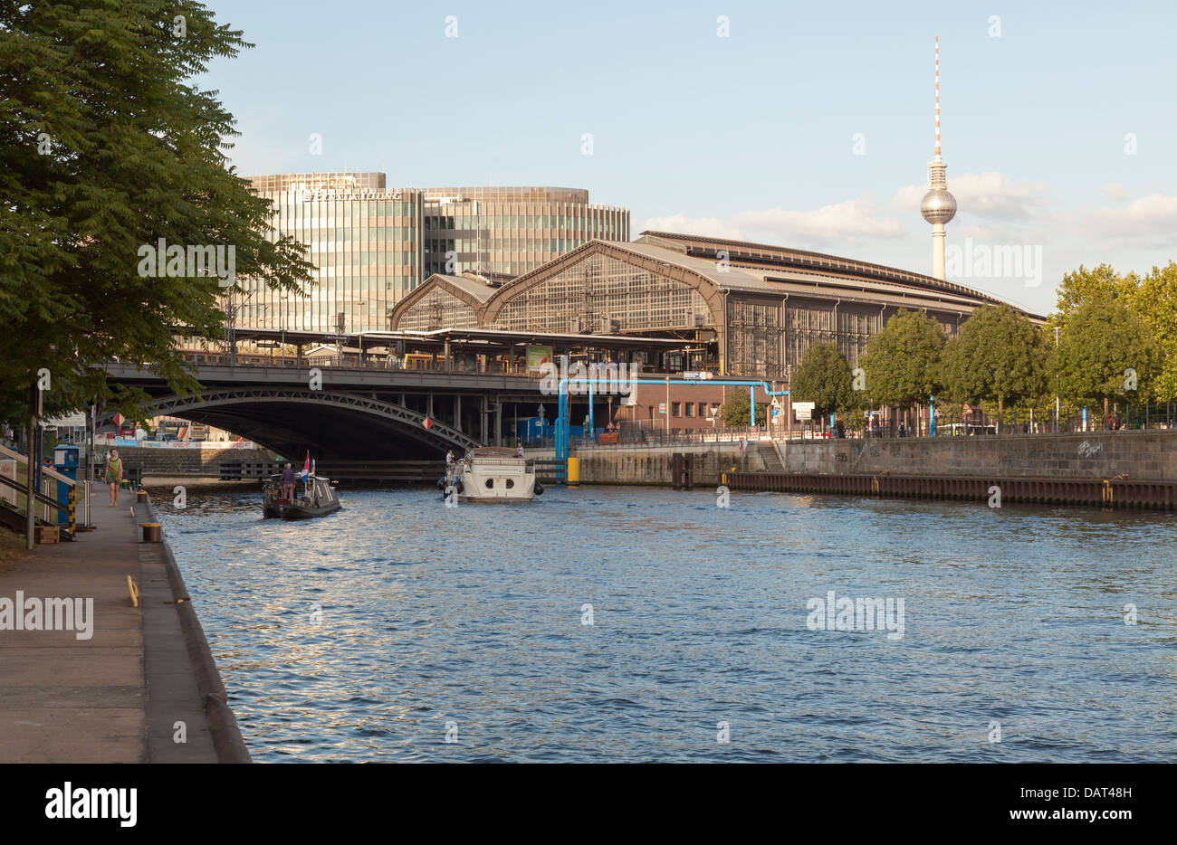 Fiume Sprea e la stazione Friedrichstrasse, Berlino, Germania Foto Stock