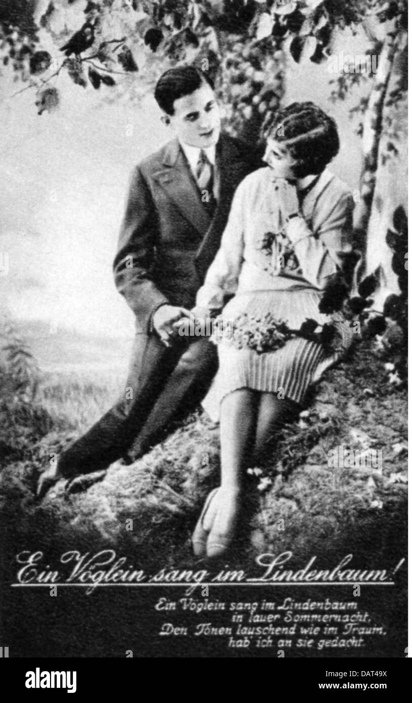Kitsch / carte / souvenir, 'Ein Vöglein cantò im Lindenbaum!' (Un birdie cantò nel tiglio), amanti, cartolina fotografica, 1920, Additional-Rights-Clearences-non disponibile Foto Stock
