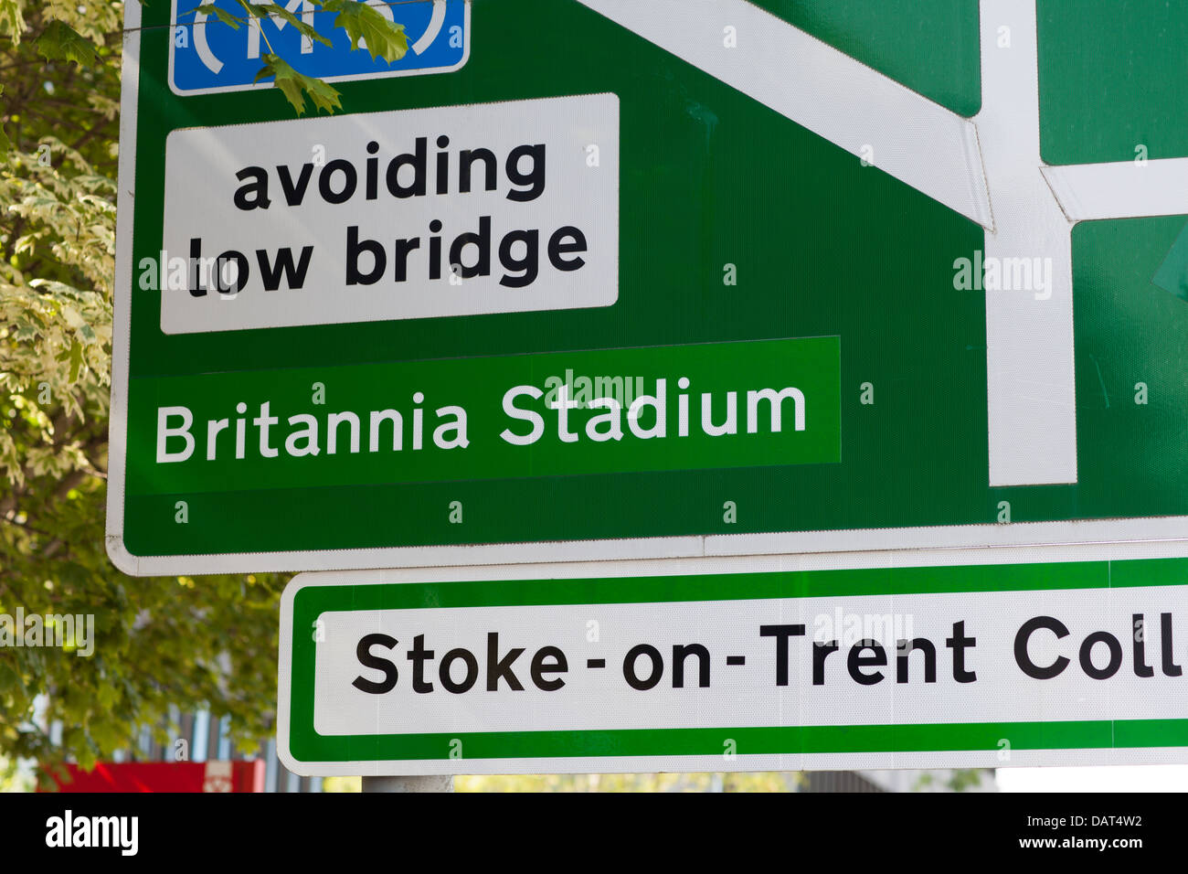 Sign in Stoke on Trent dicendo Britannia Stadium ( home di Stoke City FC ) evitando il ponte basso ,Stoke on Trent College Foto Stock