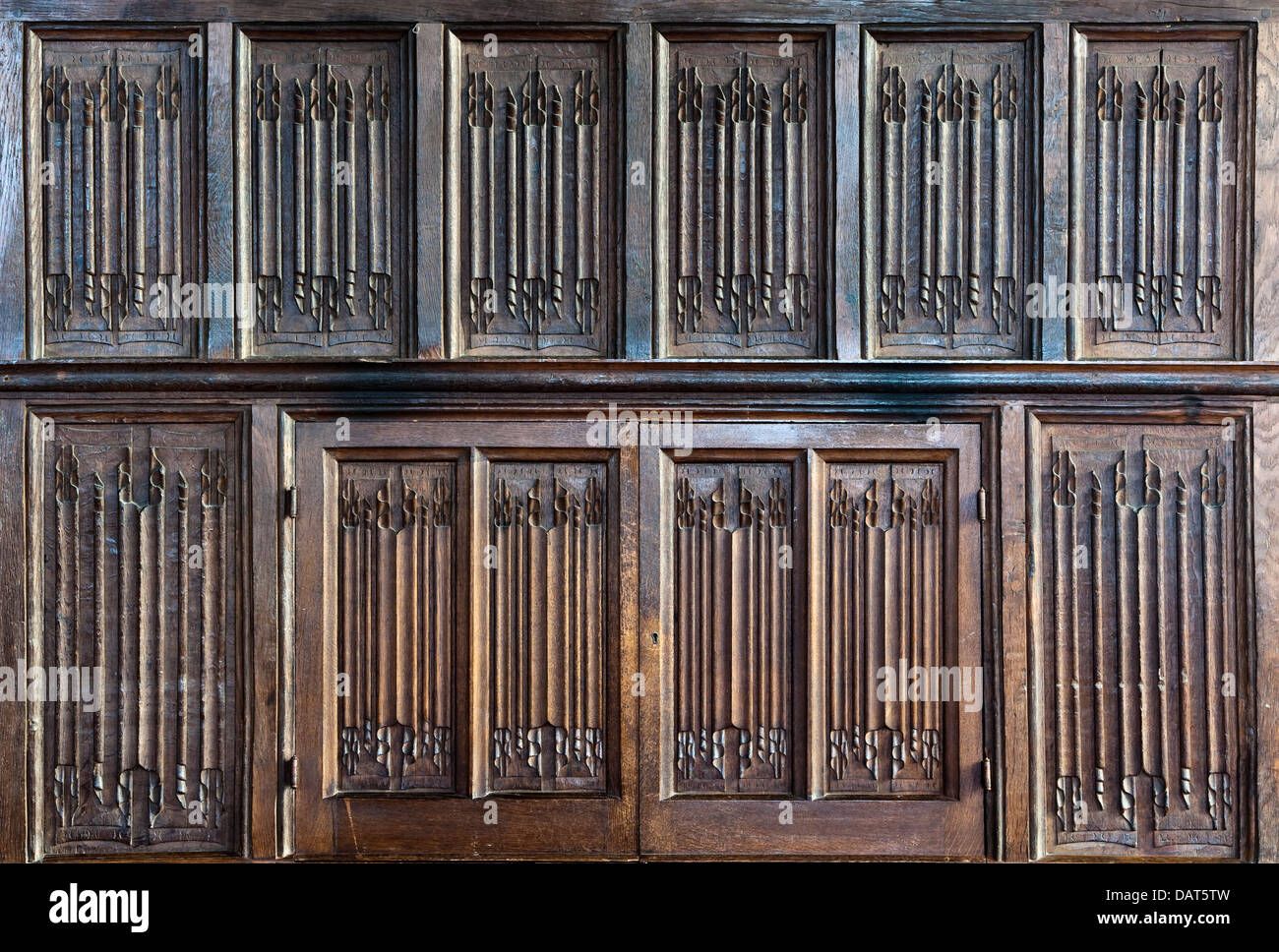 I pannelli di linenfold sul caso d'organo nella chiesa di Santo Stefano, Old Radnor, Powys, Regno Unito, pensavano essere il più antico organo della chiesa in Gran Bretagna (circa 1500) Foto Stock
