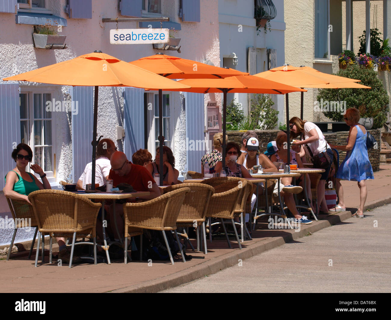 Area pranzo esterna di Seabreeze Restaurant, Slapton Sands, Devon, Regno Unito 2013 Foto Stock