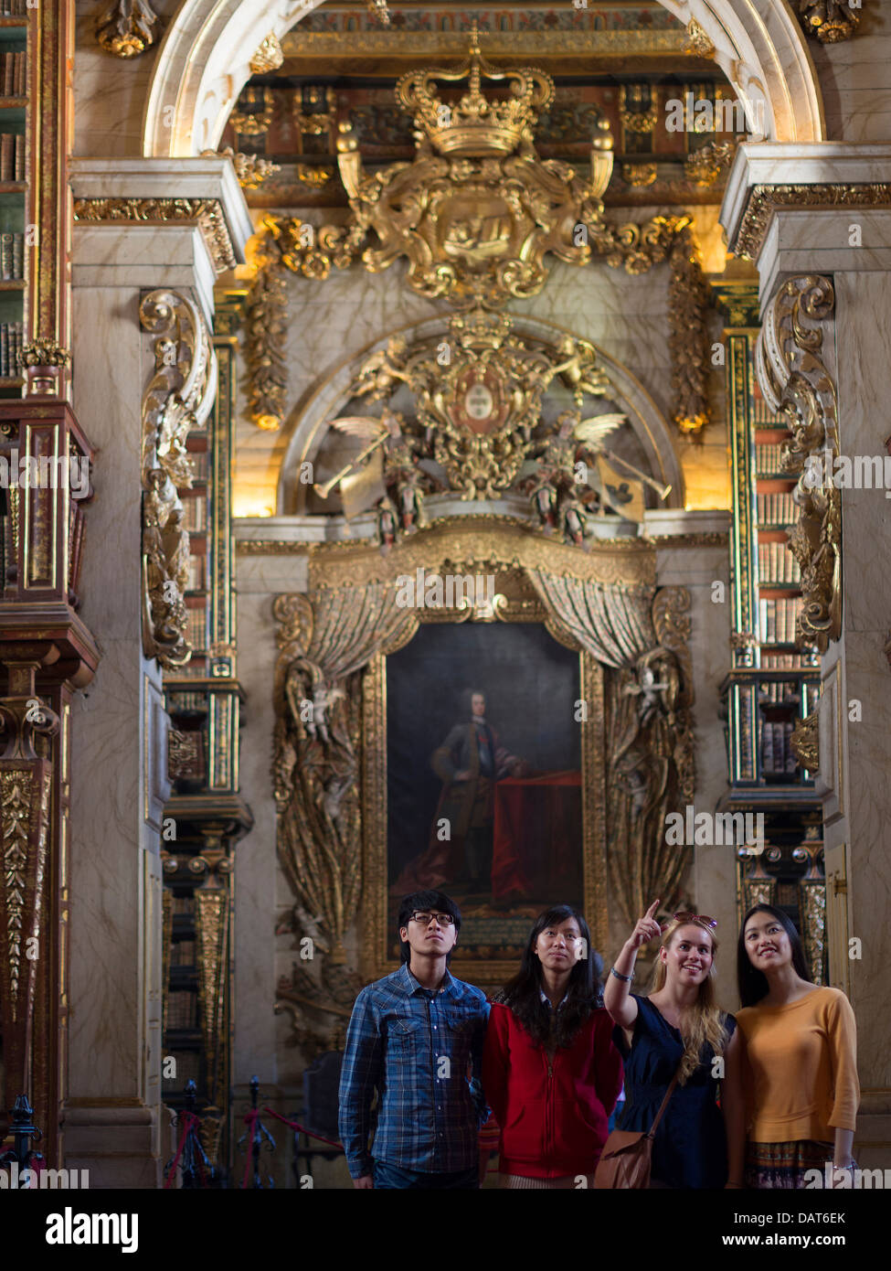 Le persone che visitano Università di Coimbra del XVIII secolo in stile barocco Biblioteca Biblioteca Joanina a Coimbra, Portogallo Foto Stock