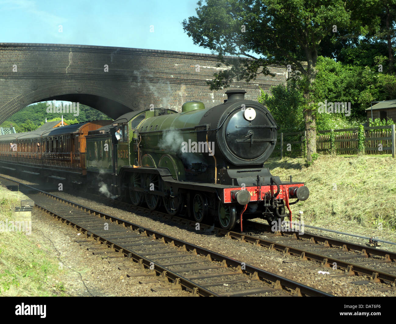 B12 motore alaggio Quad-Articulated set di 4 pullman tirando fuori della stazione di Weybourne en route a Holt da sheringham, Norfolk. Foto Stock