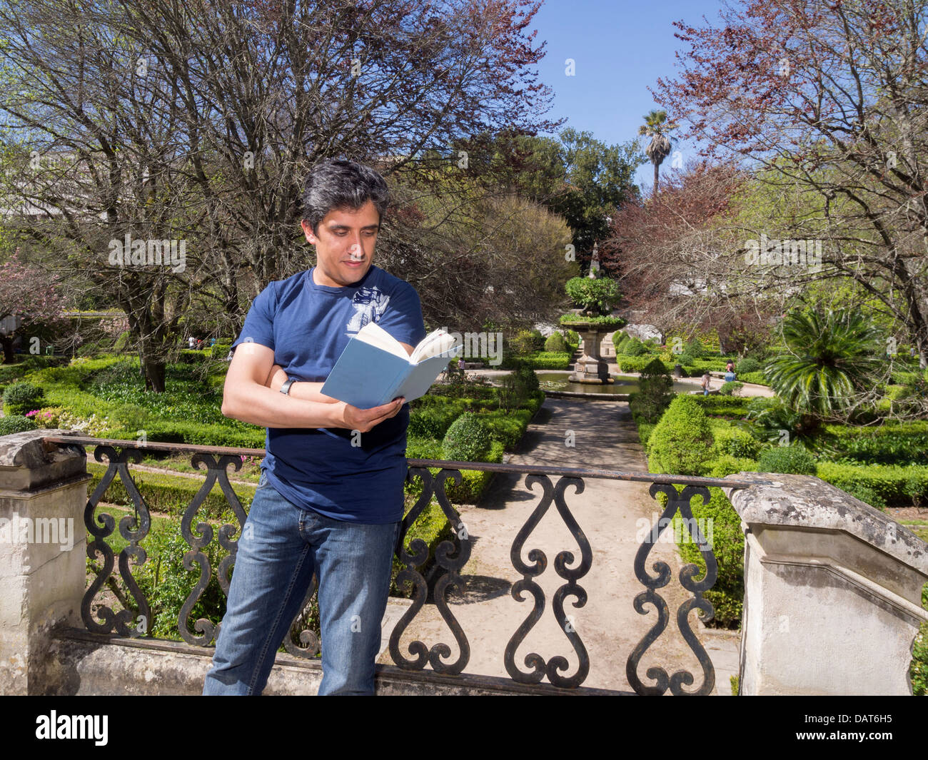 L'uomo la lettura di un libro in posizione di parcheggio Foto Stock