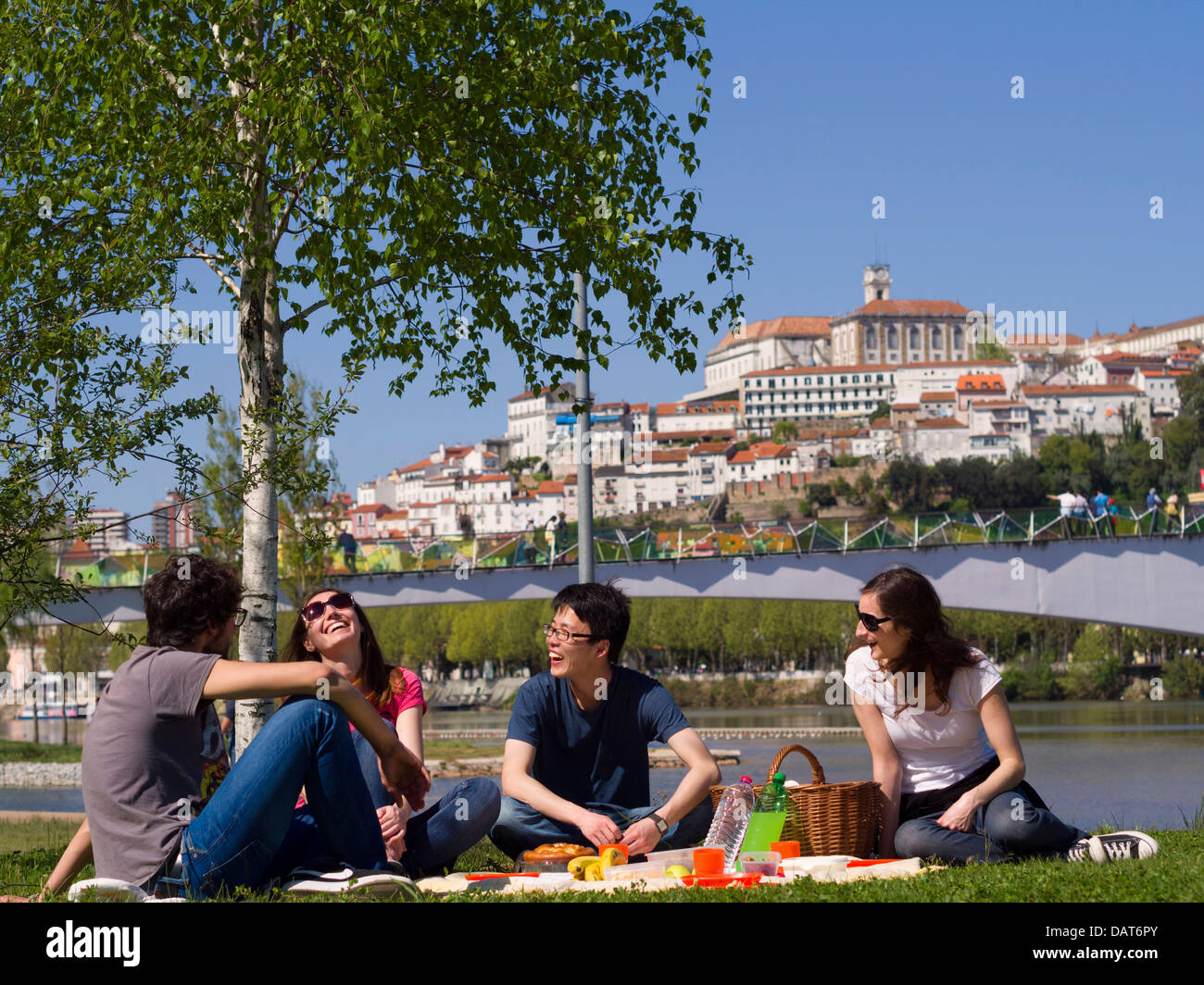 I giovani che hanno un picnic a Coimbra, Portogallo, Europa Foto Stock