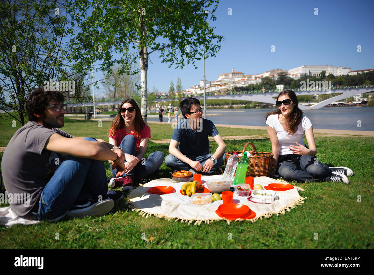 I giovani che hanno un picnic a Coimbra, Portogallo, Europa Foto Stock