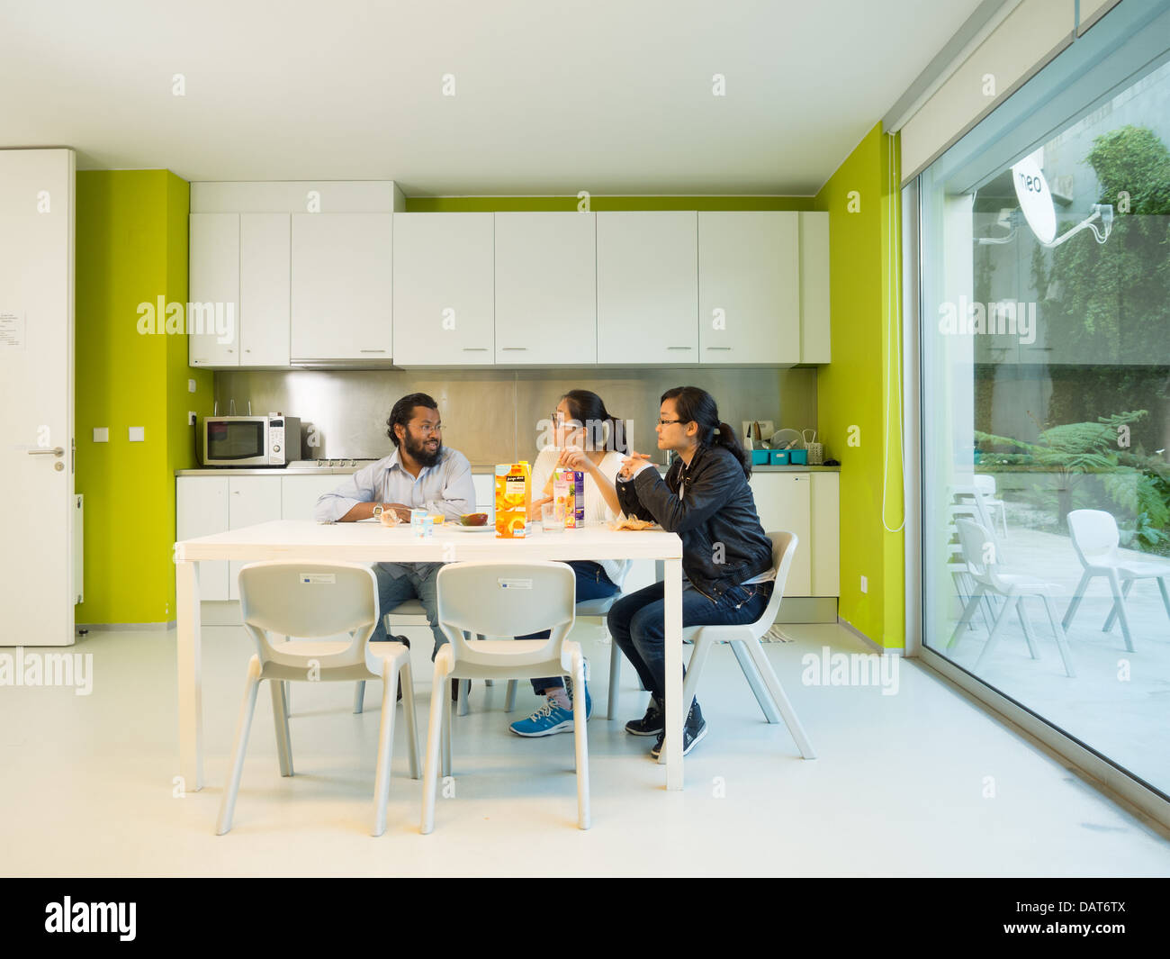 Gli amici di consumare la colazione nella cucina moderna Foto Stock