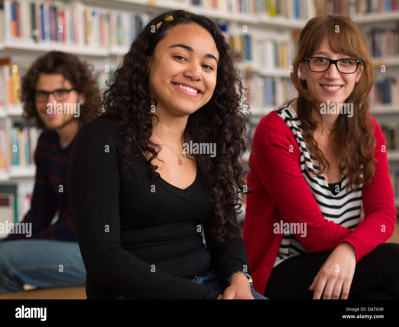 Un gruppo di più persone di etnia nella libreria Foto Stock