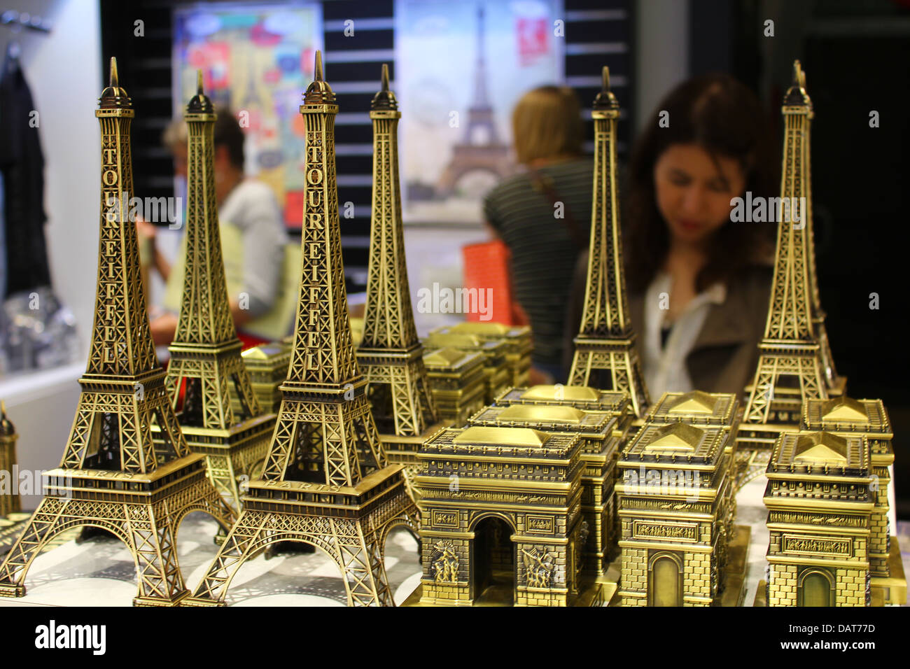 Negozio di souvenir all'interno dell'Arc de Triomphe - miniatura Eiffel Tower e Mini archi trionfali con persone sullo sfondo Foto Stock