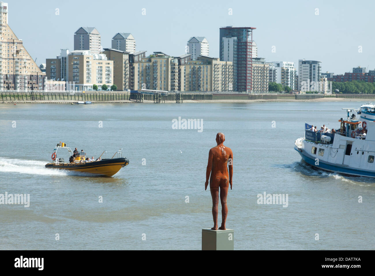 Londra, Regno Unito. Il 18 luglio 2013. Una scultura di un nuotatore su un plynth affacciato sul fiume Tamigi su un altro giorno caldo su Londra Credito: amer ghazzal/Alamy Live News Foto Stock