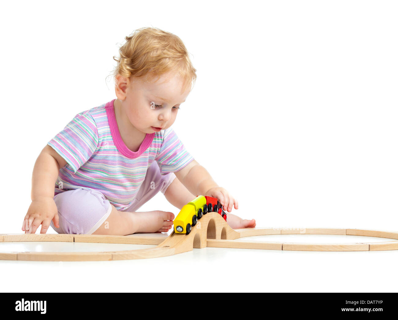 Grave bambino è giocare con treni di legno isolato su bianco Foto Stock