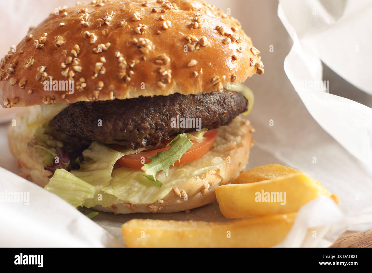 Gourmet Burger, il bulgur bun, lattuga e pomodoro Foto Stock