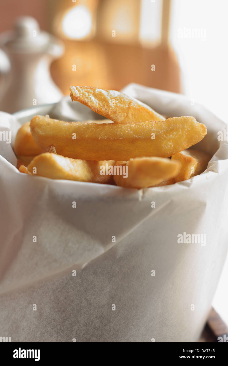 In stile Gourmet fried chunky potato chips in una pergamena di metallo rivestito di pentola servente o secchio Foto Stock