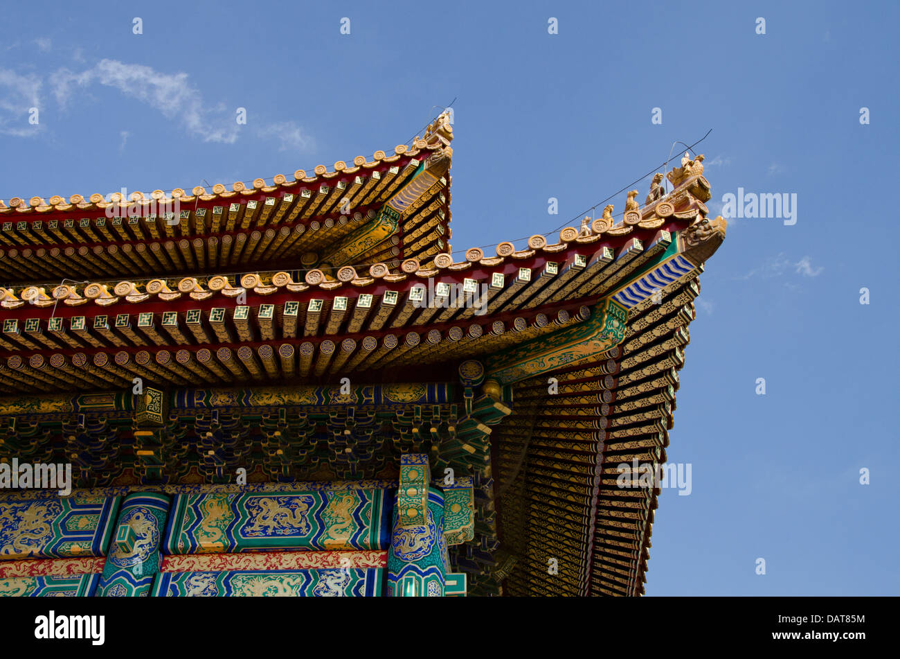 Cina, Pechino, Città Proibita (aka Zijin Cheng). Ornato di Temple Gate, architettonico dettaglio del tetto. Foto Stock