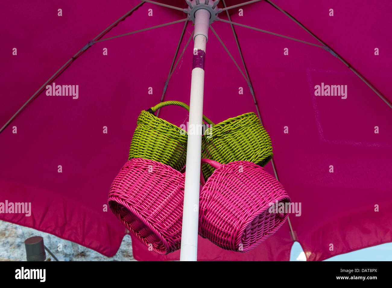 Grazioso Cestini colorati per la vendita sotto un ombrello a Saint-Bonnet-le-froid, Haute-Loire dipartimento nel centro-sud della Francia. Foto Stock