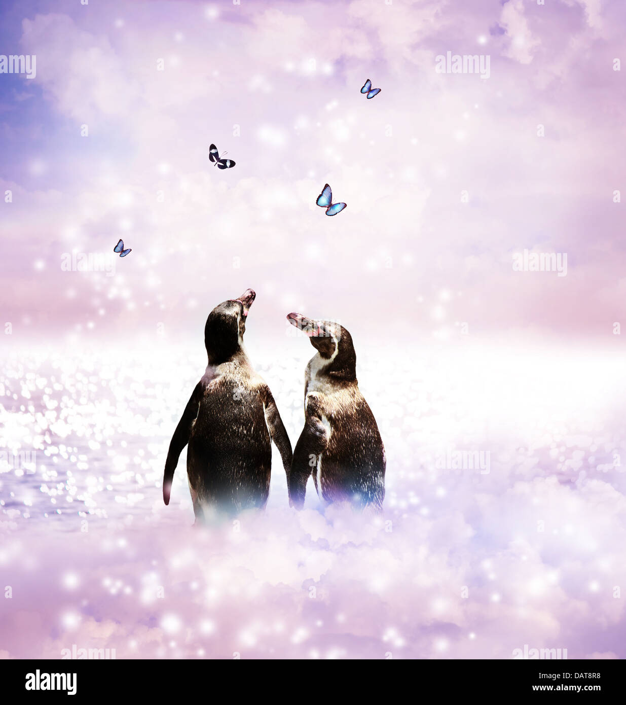 Due pinguini tenendo le ali in un fantastico paesaggio naturale con le farfalle Foto Stock