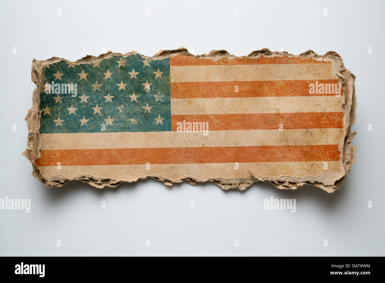 Bandiera degli Stati Uniti sul cartone strappato Foto Stock