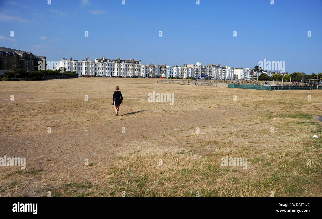 Littlehampton REGNO UNITO 18 Luglio 2013 - arida e bruciato erba lungo Littlehampton lungomare come l'ondata di caldo continua in Gran Bretagna oggi fotografia scattata da Simon Dack/Alamy Live News Foto Stock