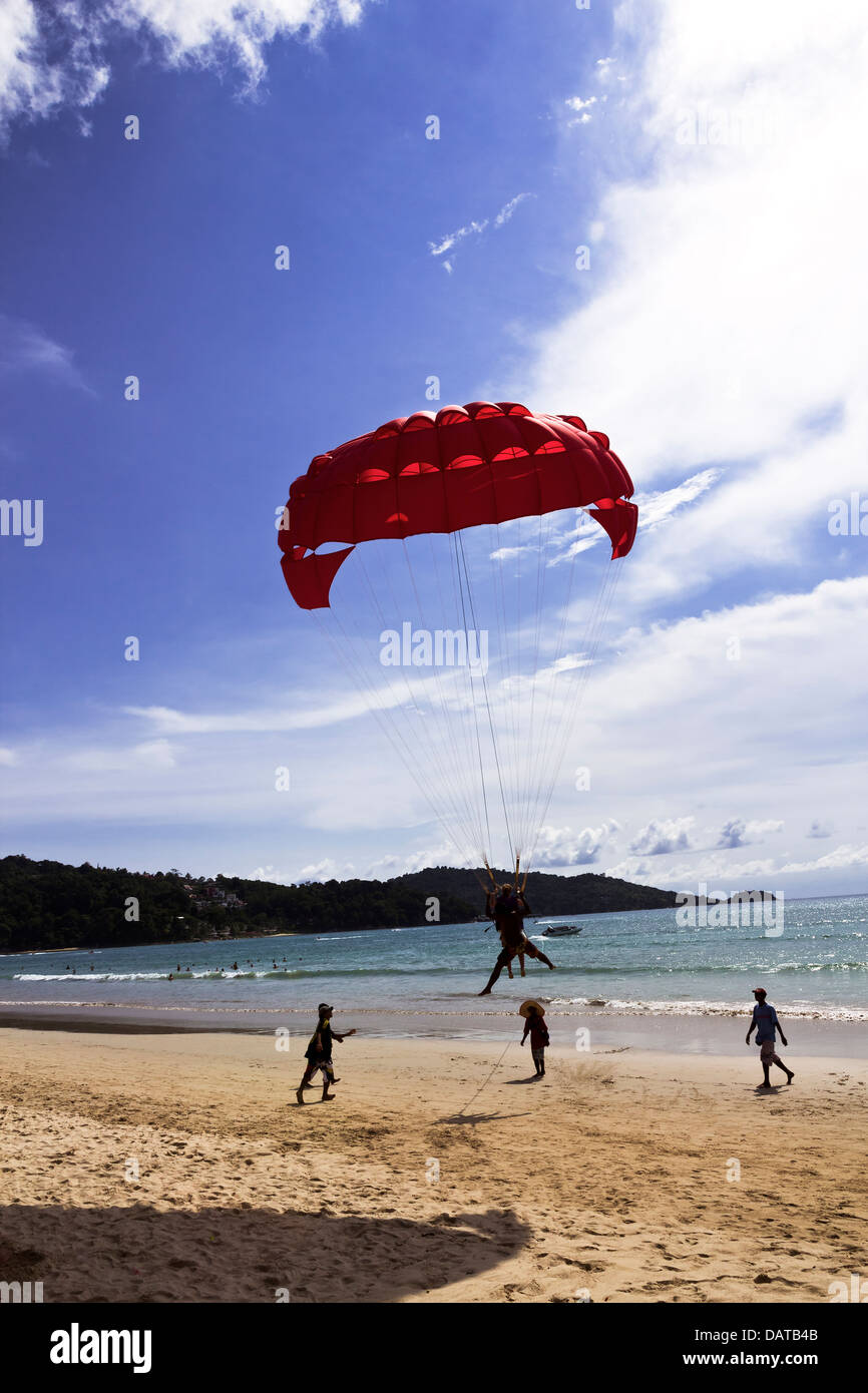 Fornitore Parasail si prepara a recuperare lo sbarco cliente, Patong Beach Foto Stock