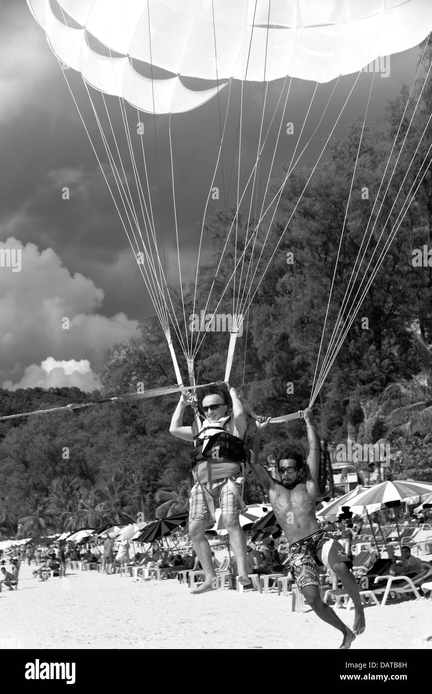 Operatore Parasail terre con il cliente su Patong Beach Foto Stock