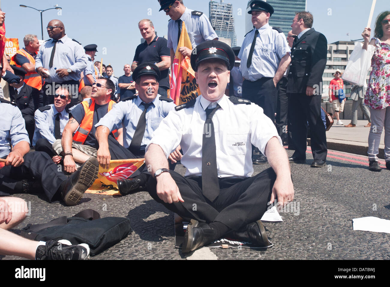 London, Regno Unito - 18 Luglio 2013: Neil Williams chants "ci salva peaople, non banche" durante la protesta del credito: Piero Cruciatti/Alamy Live News Foto Stock