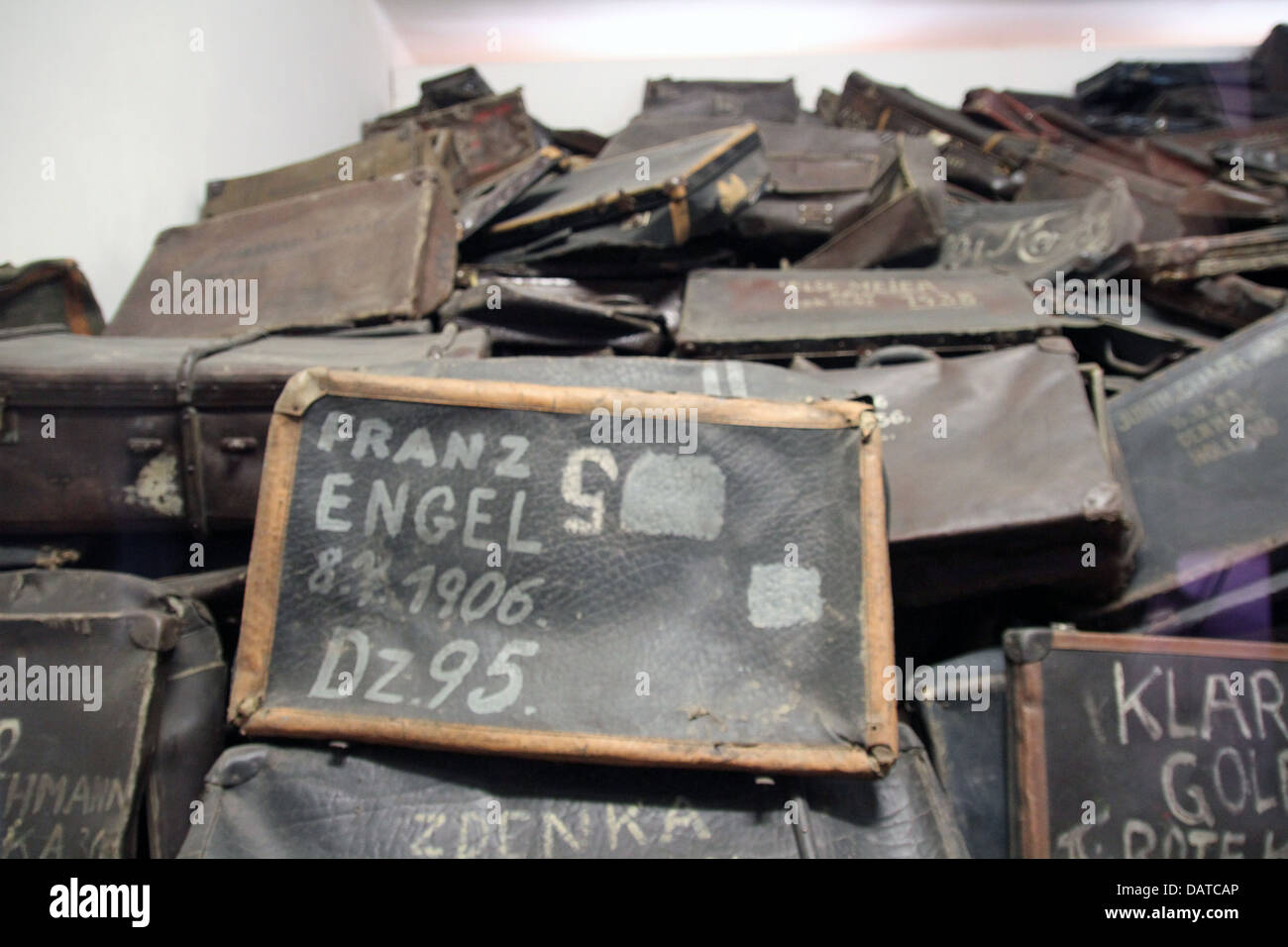 Dietro un vetro dello schermo, valigie di Ebrei vittime della Shoah al Campo di Concentramento di Auschwitz-Birkenau vicino a Cracovia. Foto Stock