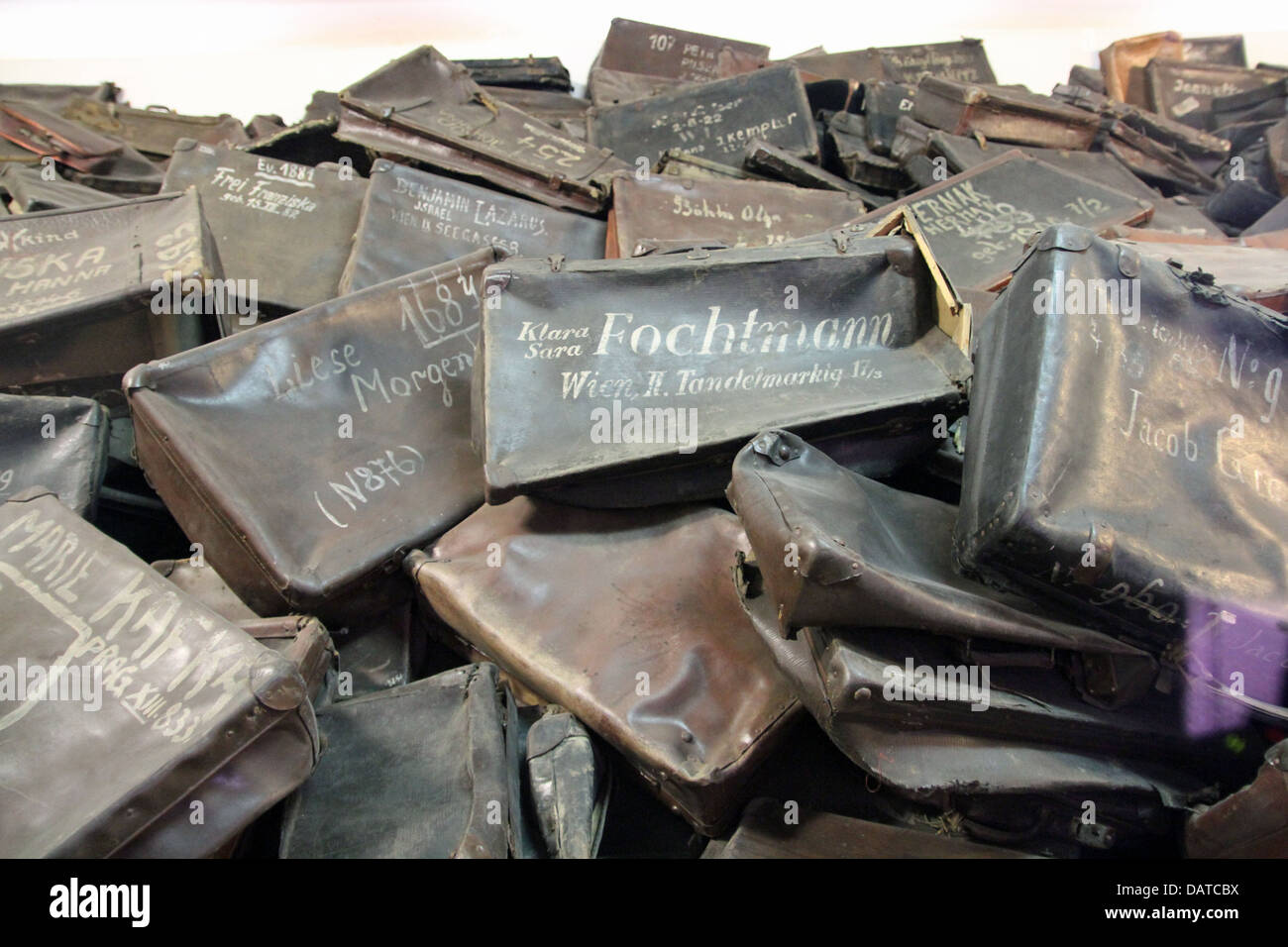 Dietro un vetro dello schermo, valigie di Ebrei vittime della Shoah al Campo di Concentramento di Auschwitz-Birkenau vicino a Cracovia. Foto Stock