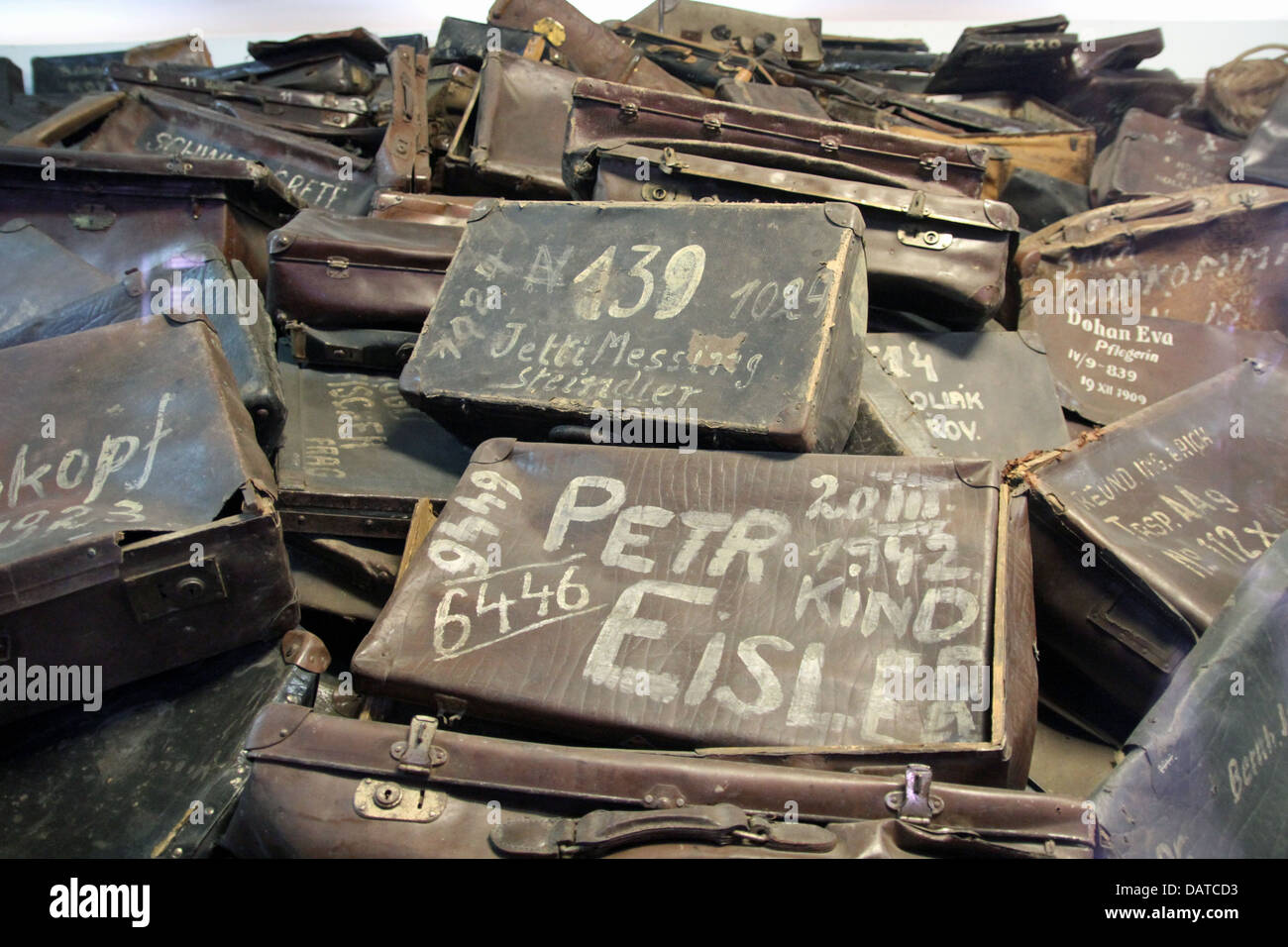 Dietro un vetro dello schermo, valigie di Ebrei vittime della Shoah al Campo di Concentramento di Auschwitz-Birkenau vicino a Cracovia. Foto Stock