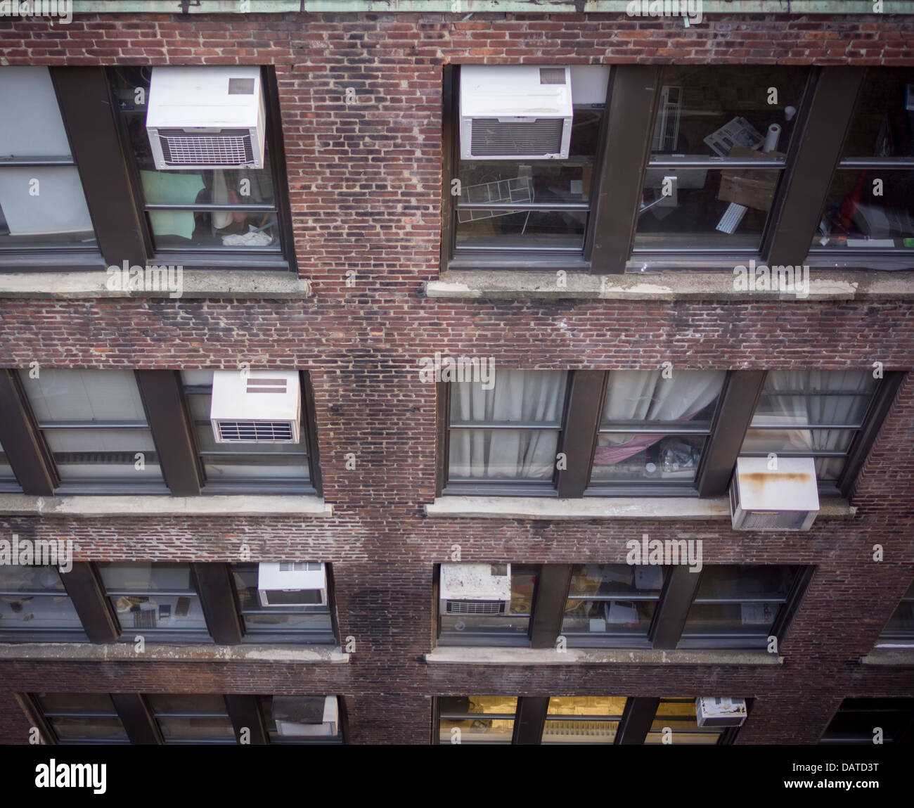 Condizionatori di aria germoglio di windows in un edificio per uffici a New York Foto Stock