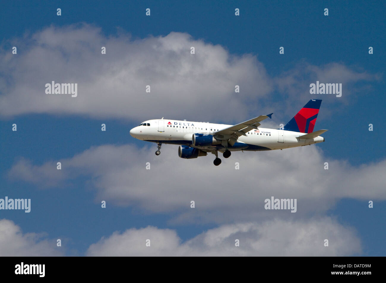 Delta Airbus 319 atterraggio all'Aeroporto di Boise, Idaho, Stati Uniti d'America. Foto Stock