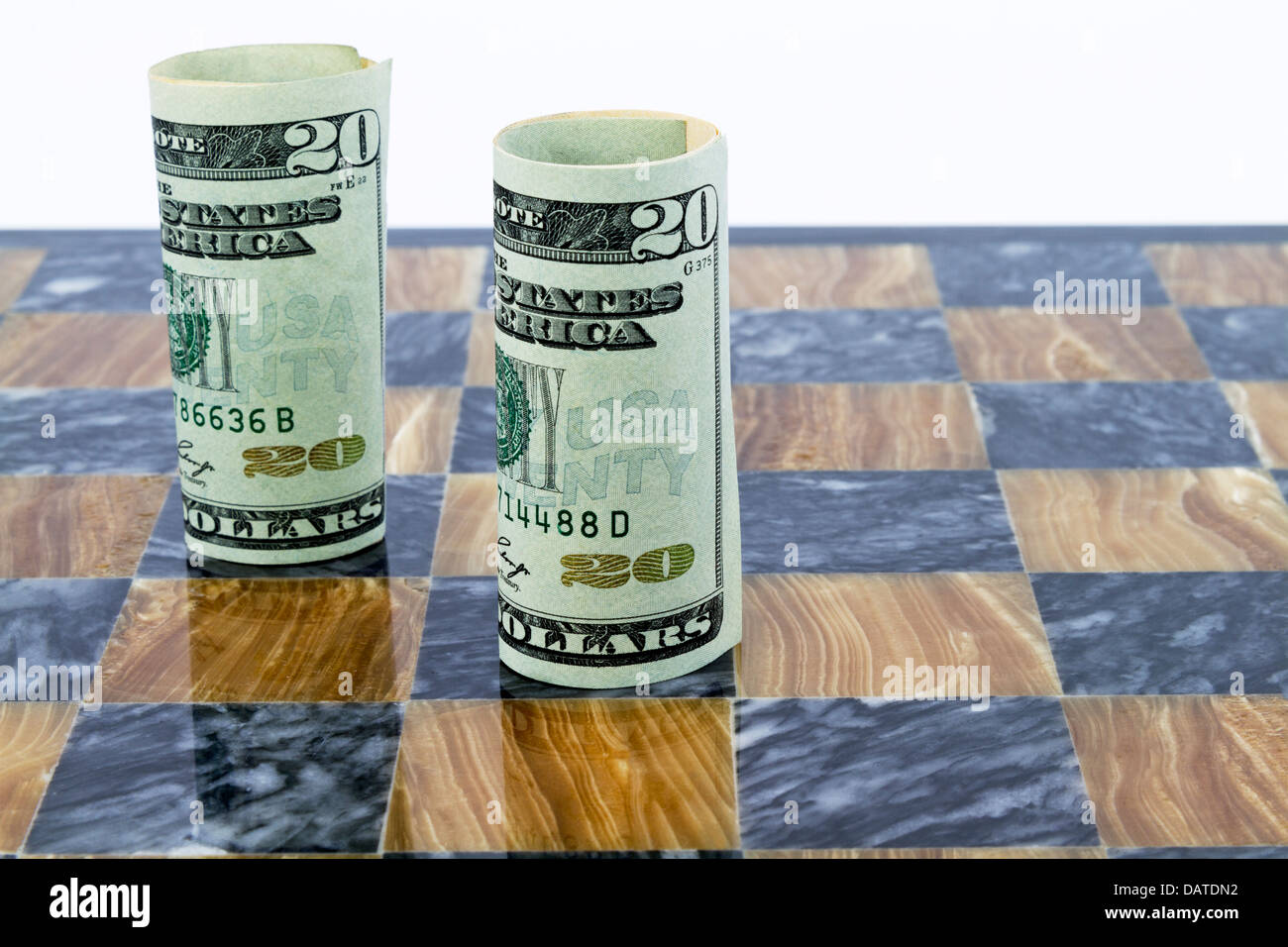 Scheda di Gioco di nero e marrone marmo ha due, laminati di dollari americani, in posizione eretta. Foto Stock