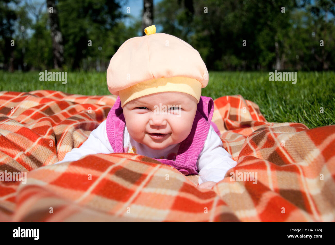 Ritratto del bambino, il coverlet nel parco Foto Stock