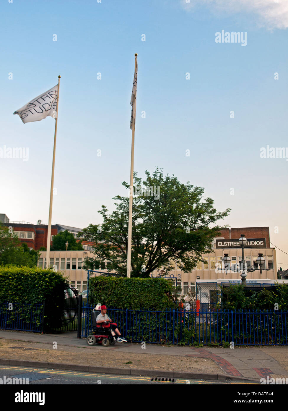 Utenti in sedia a rotelle davanti a Elstree Studios, Borehamwood Hertfordshire, England, Regno Unito Foto Stock