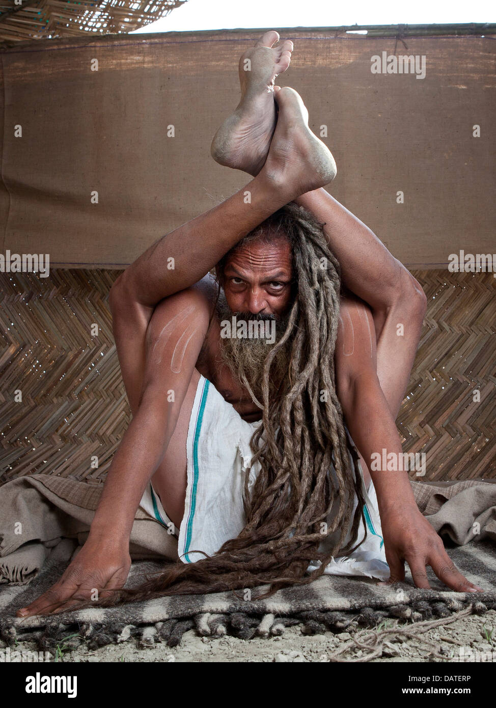 Ritratto di un santo uomo/yogi presso il Kumbh Mela 2013 in Allahabad, India Foto Stock