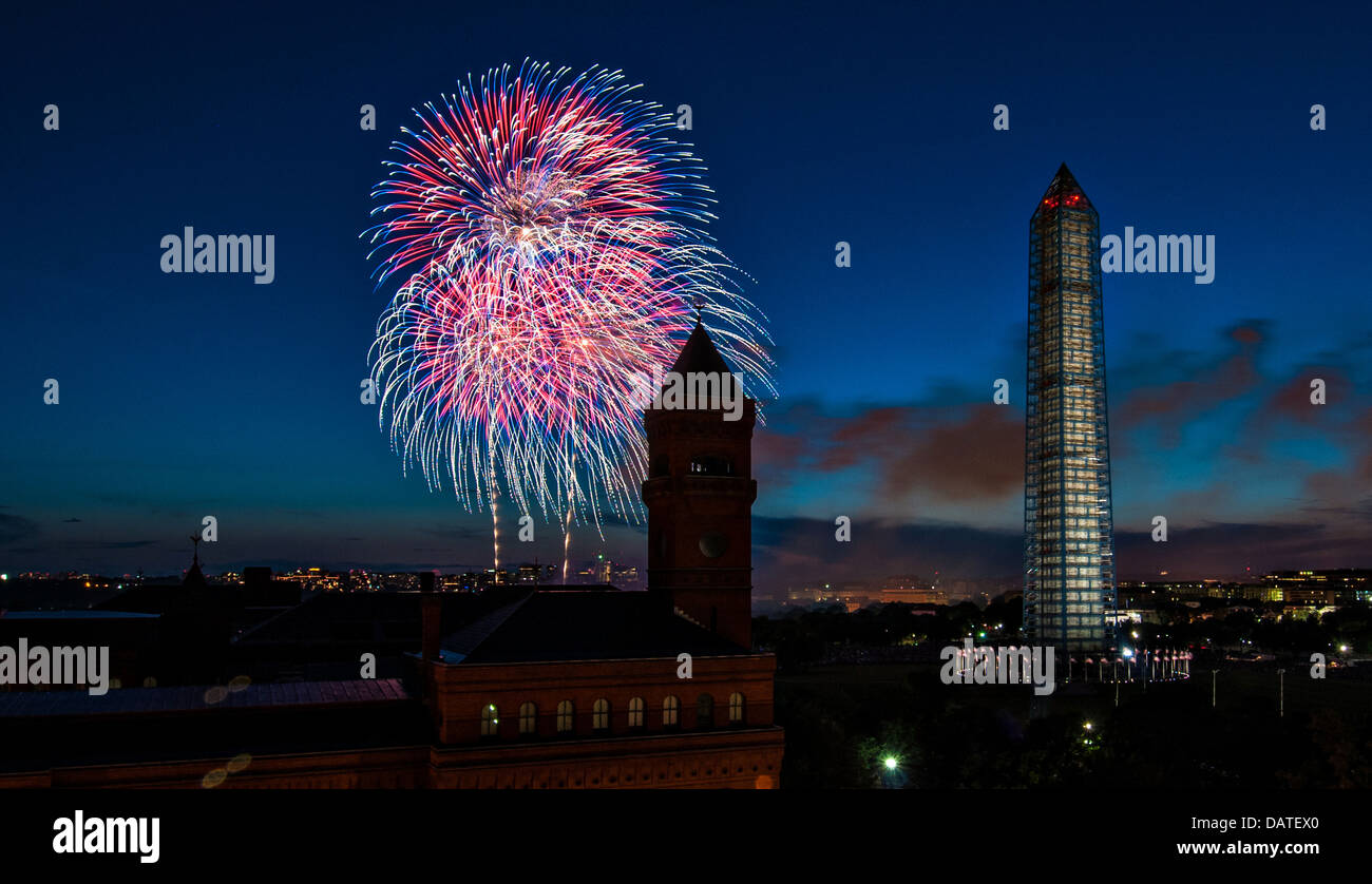 Fuochi d'artificio esplodere sopra il Monumento di Washington racchiusi in impalcature per le riparazioni come gli Stati Uniti d'America celebra il giorno di indipendenza il 4 luglio 2013 a Washington, DC. Foto Stock