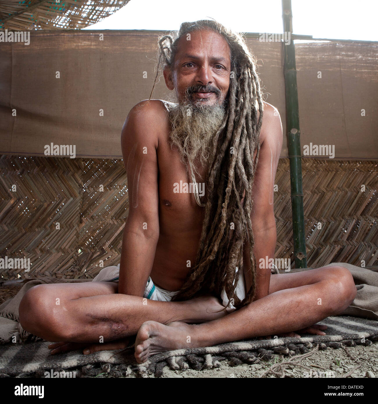 Ritratto di un santo uomo/yogi presso il Kumbh Mela 2013 in Allahabad, India Foto Stock
