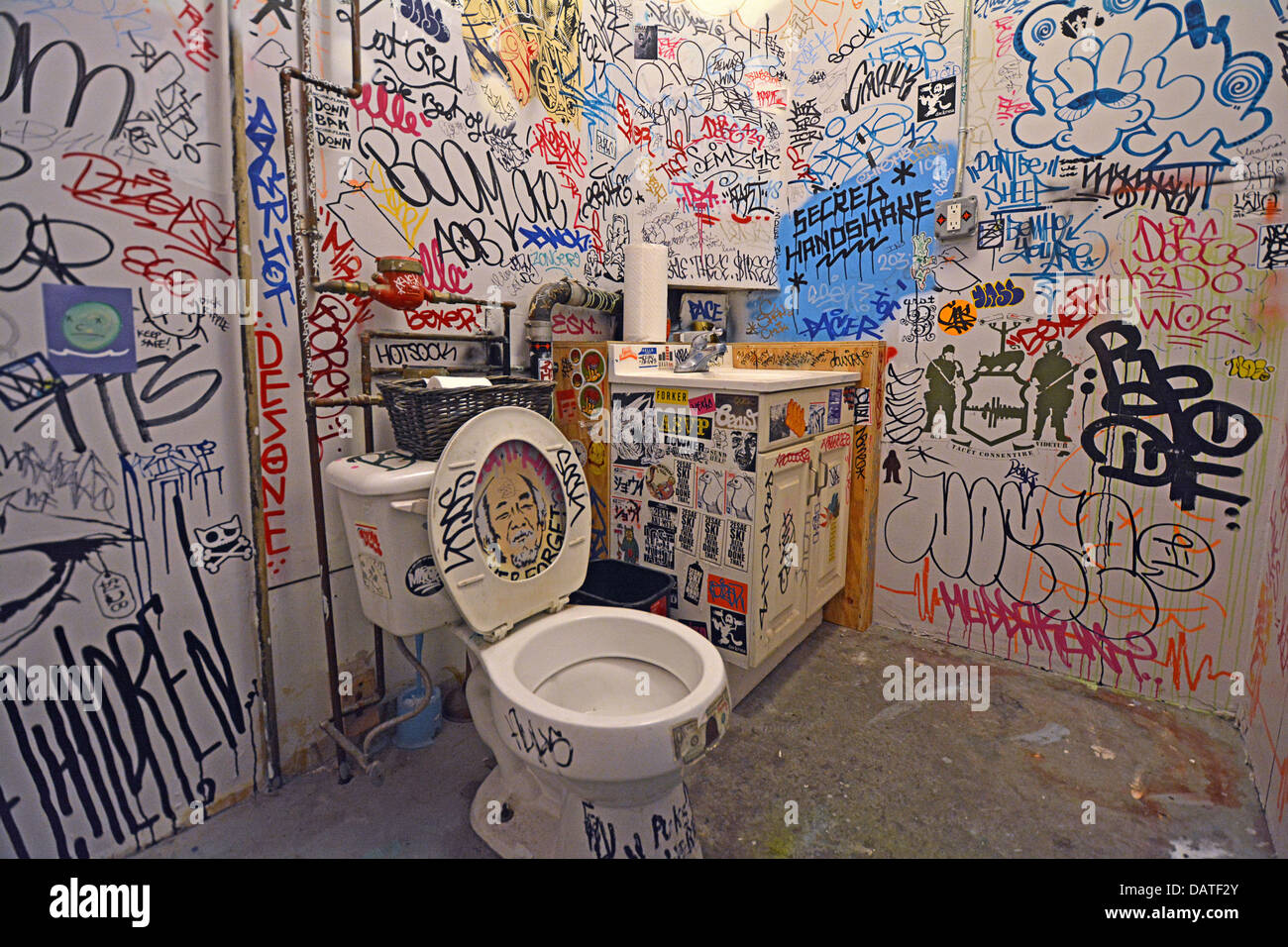 Graffiti bagno riempite a bassa Brow Artique, una galleria e negozio di alimentazione nella sezione Bushwick di Brooklyn, New York Foto Stock