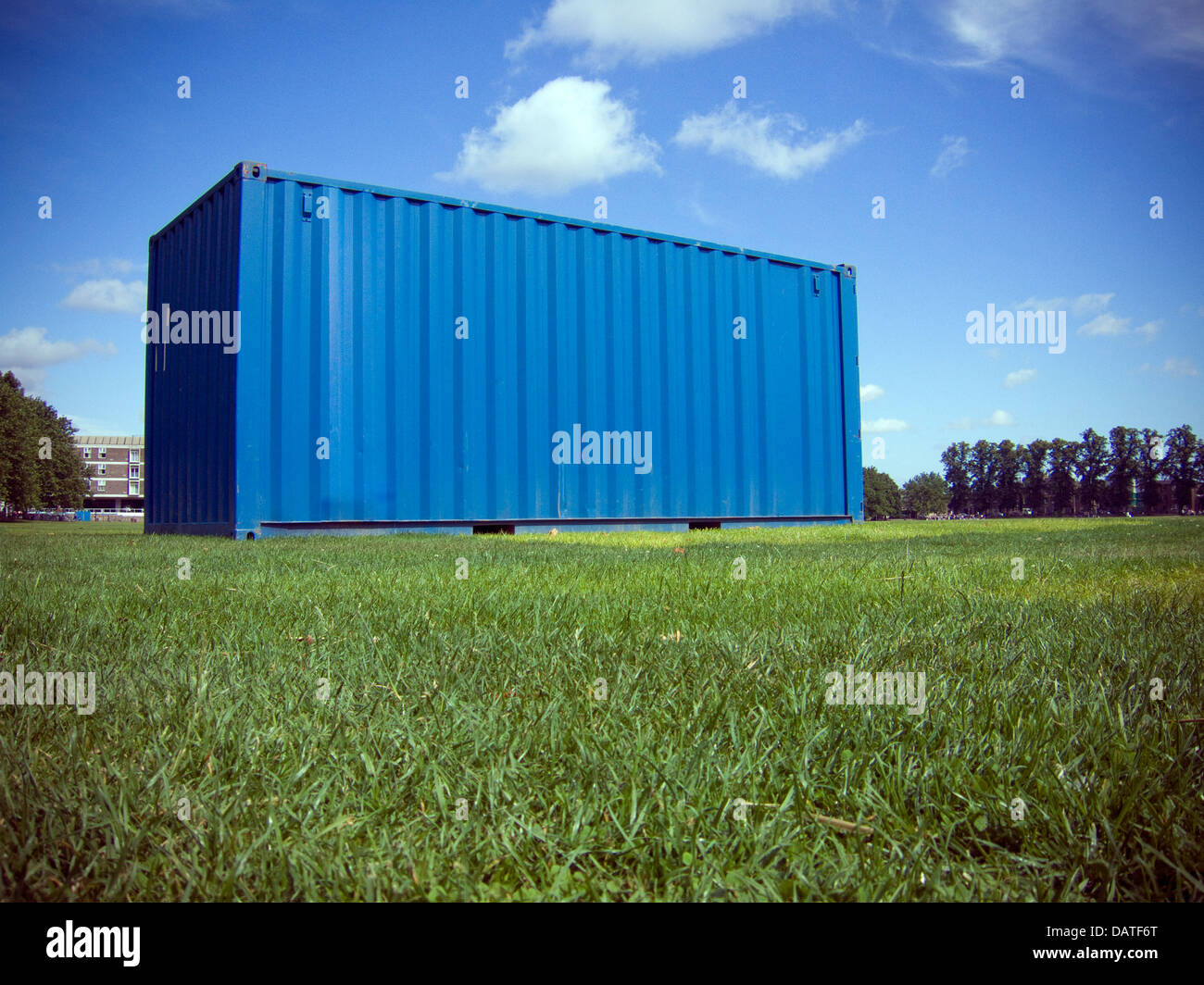 Blu di un container per il trasporto in un campo Foto Stock