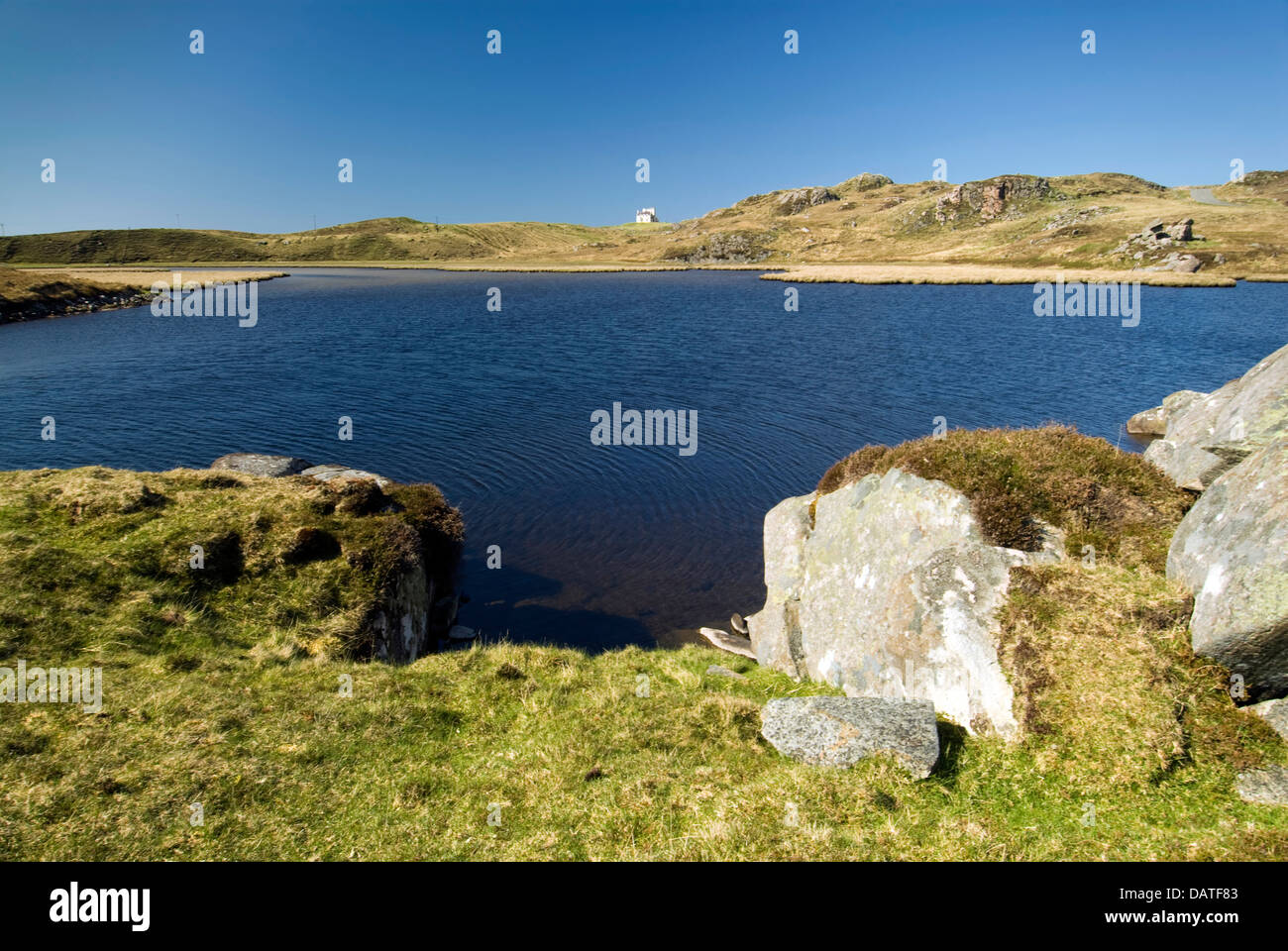 Loch Ceann Hulabhaig, Callanish, isola di Lewis, Scotland, Regno Unito affacciato sul loch verso una piccola casa. Foto Stock