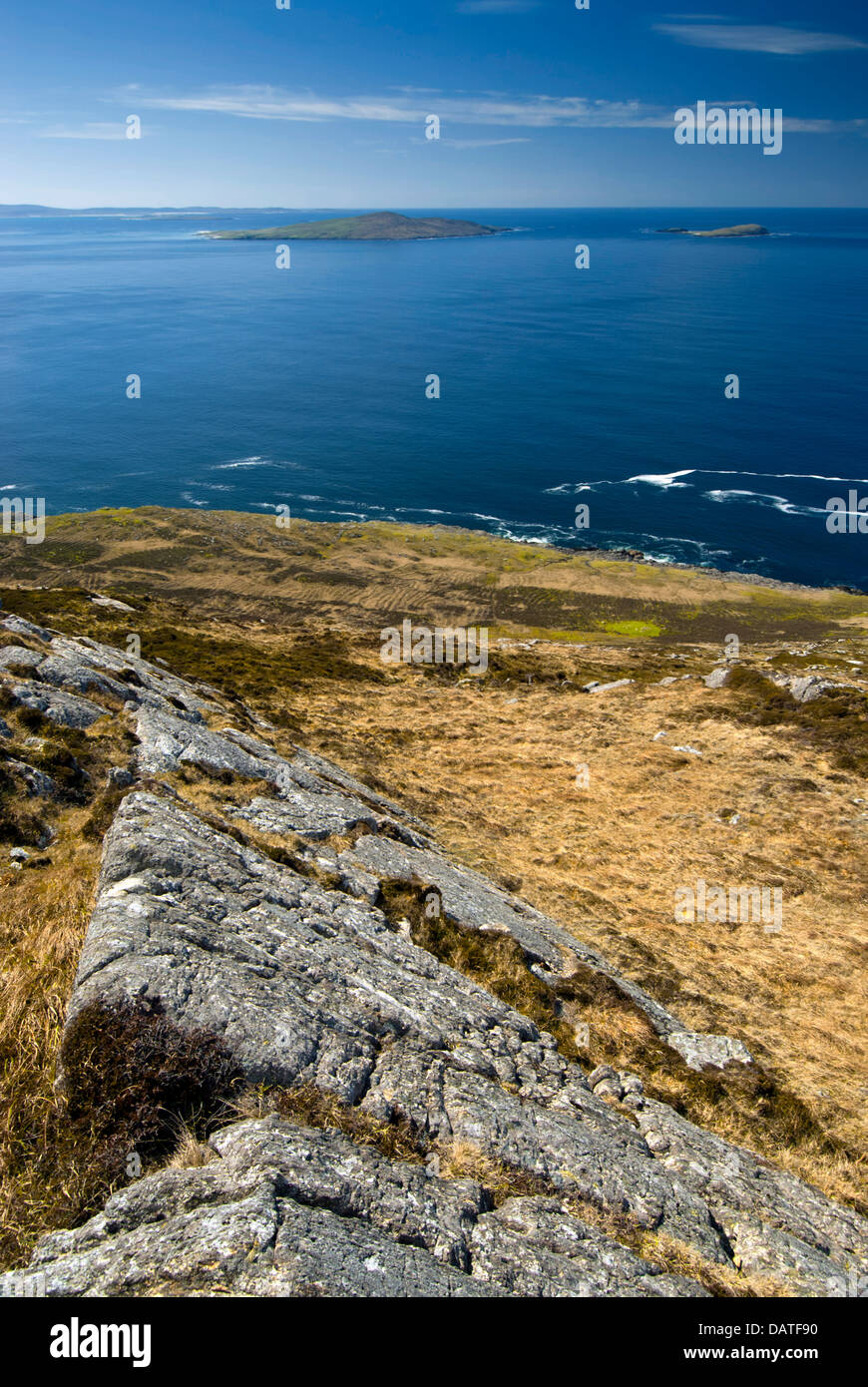 Vista dalla parte superiore della testa di punta (Northton) guardando verso sud in direzione di North Uist. Isle of Harris, Ebridi Esterne, Scozia Foto Stock