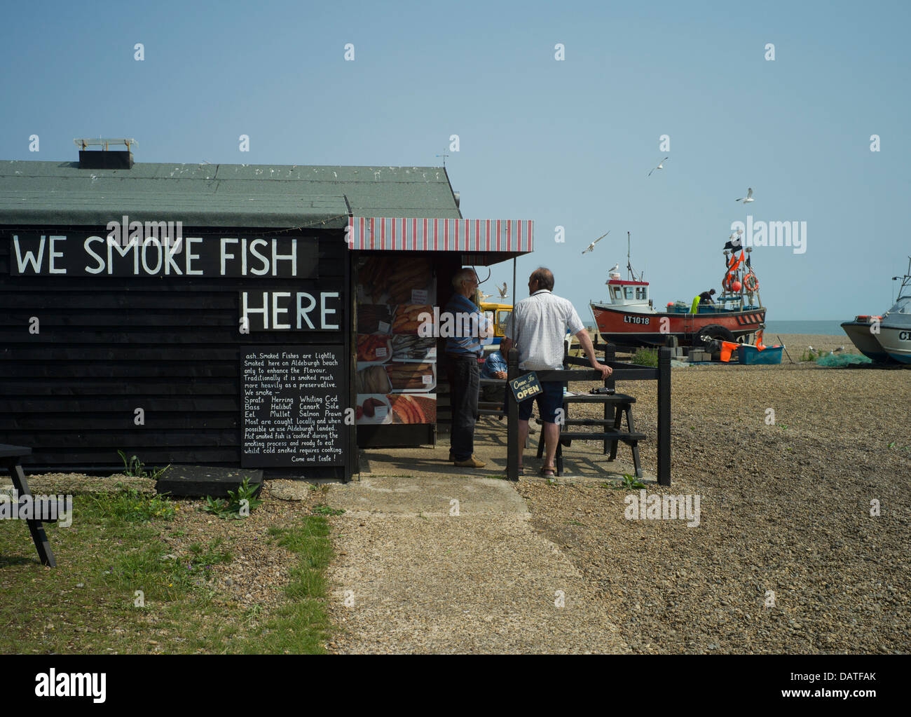 Aldeburgh, sulla costa di Suffolk attrae visitatori anche da molto lontano per godere il vecchio fascino inglese di questa attraente cittadina costiera. Foto Stock
