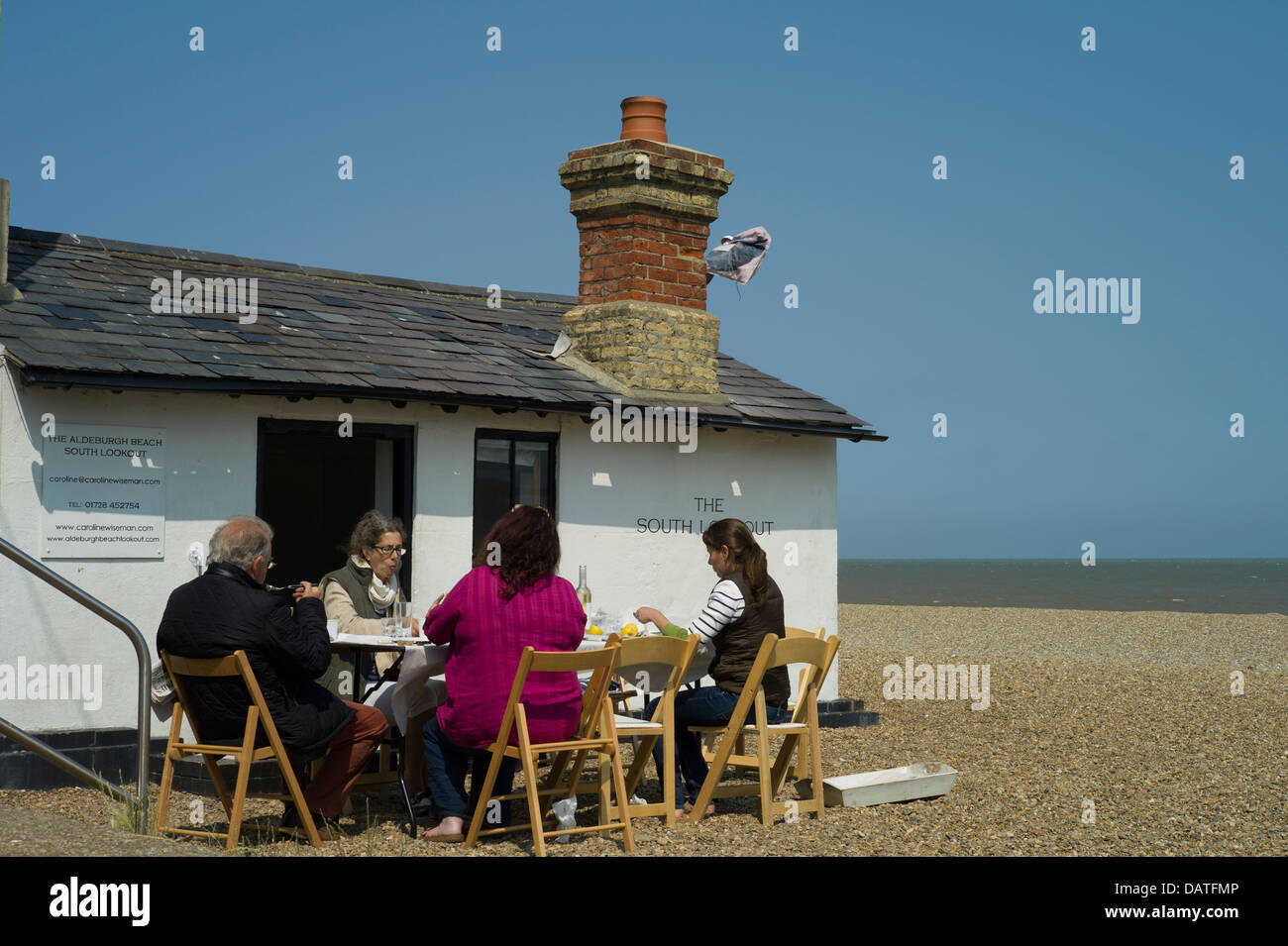 Aldeburgh, sulla costa di Suffolk attrae visitatori anche da molto lontano per godere il vecchio fascino inglese di questa attraente cittadina costiera. Foto Stock
