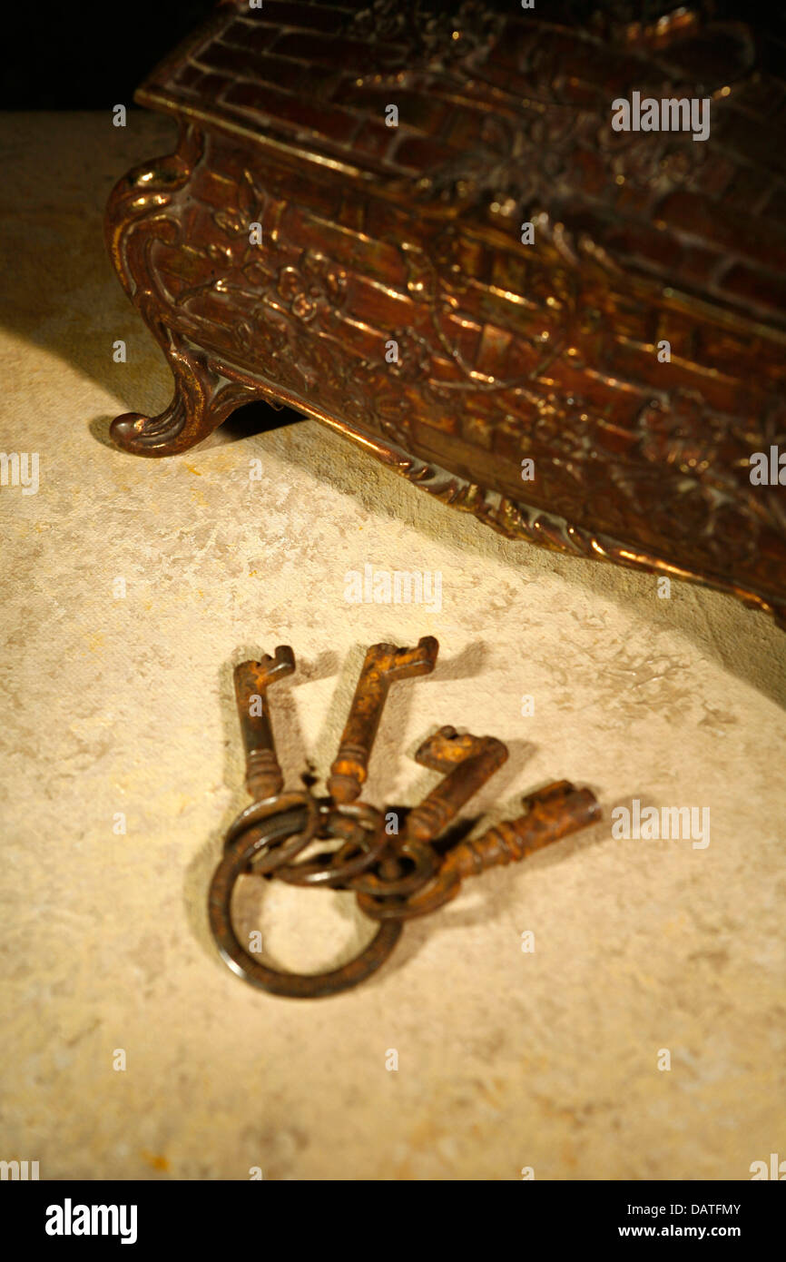 Vecchie chiavi arrugginite posa da ornati in box Foto Stock