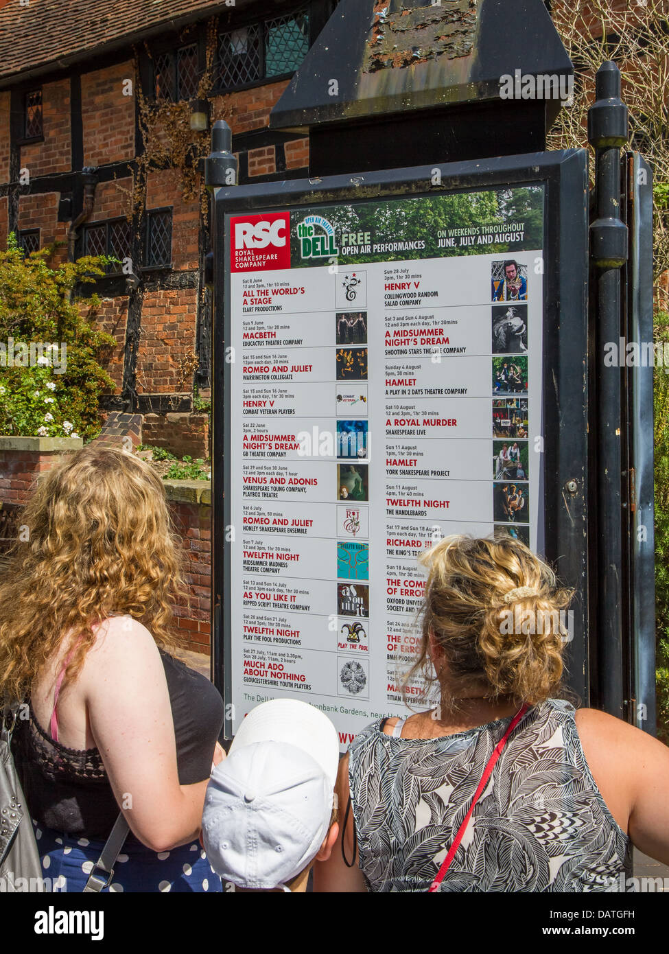 I visitatori che desiderano al Whats sulla guida presso il Royal Shakespeare Company Courtyard Theatre Foto Stock