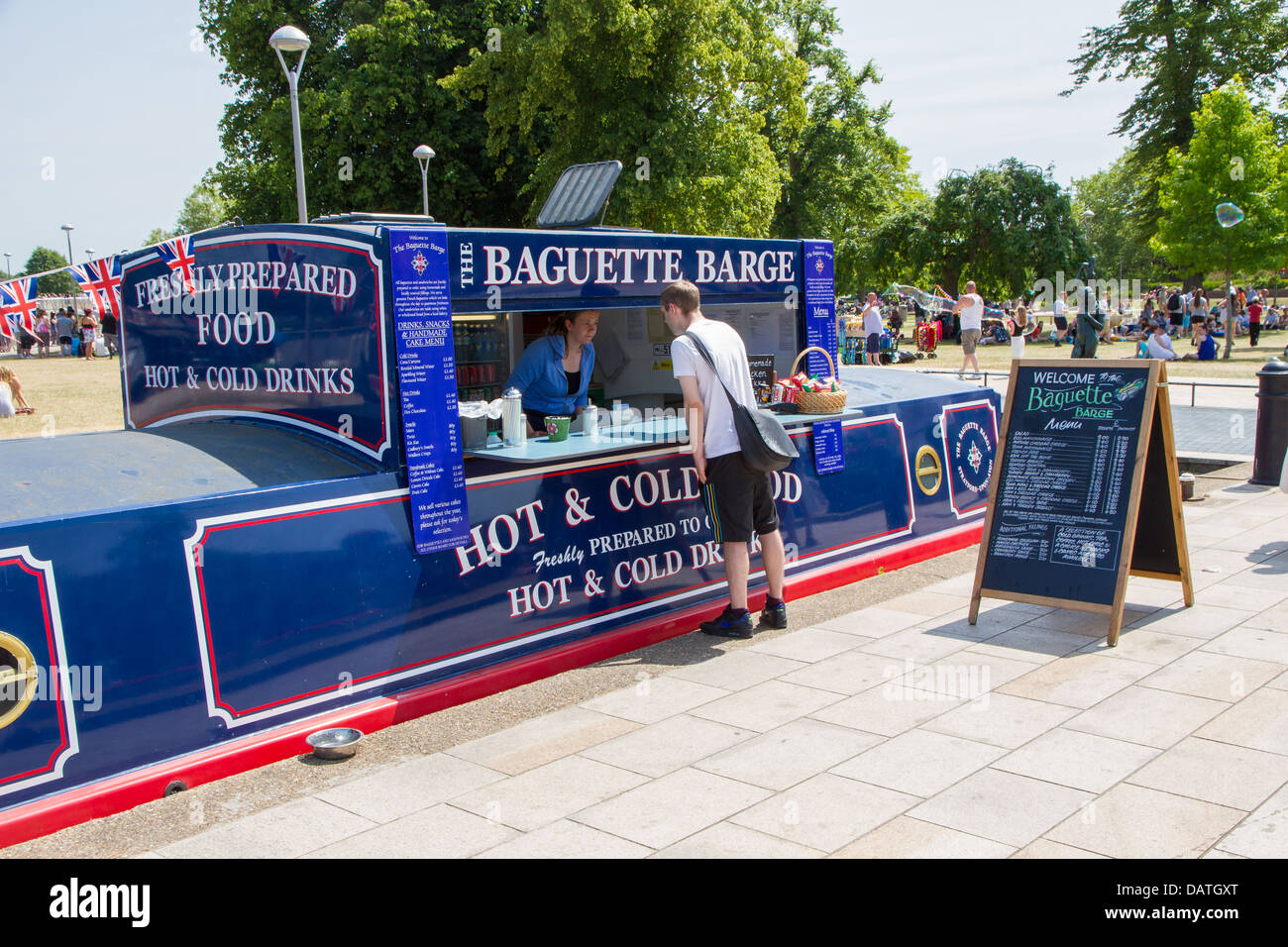 L'uomo comprare generi alimentari da un sandwich barge in Stratford Upon Avon Foto Stock